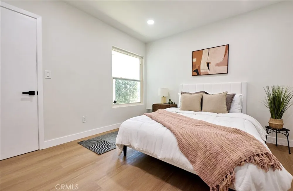 8147 Aldea Avenue Lake Balboa, CA 91406