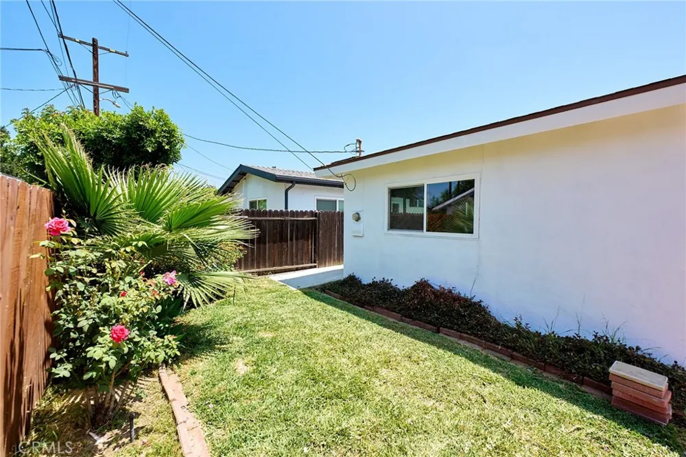 8147 Aldea Avenue Lake Balboa, CA 91406