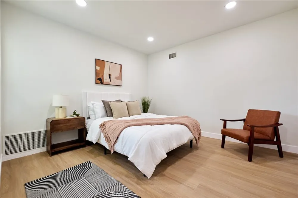 8147 Aldea Avenue Lake Balboa, CA 91406