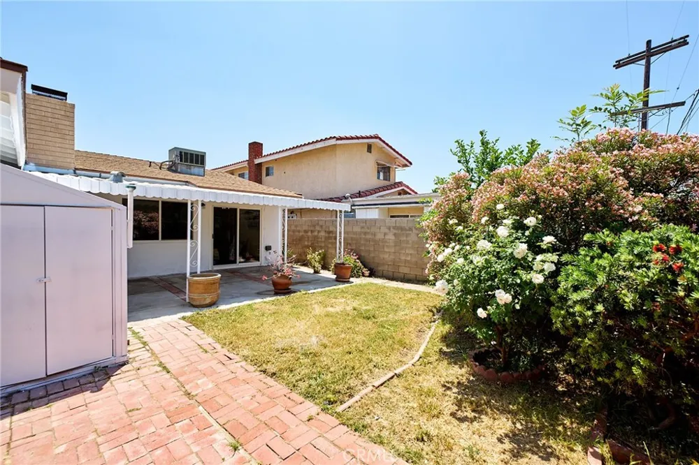 8147 Aldea Avenue Lake Balboa, CA 91406