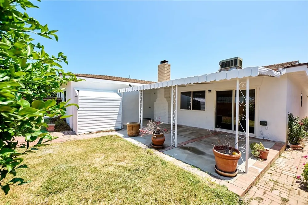 8147 Aldea Avenue Lake Balboa, CA 91406