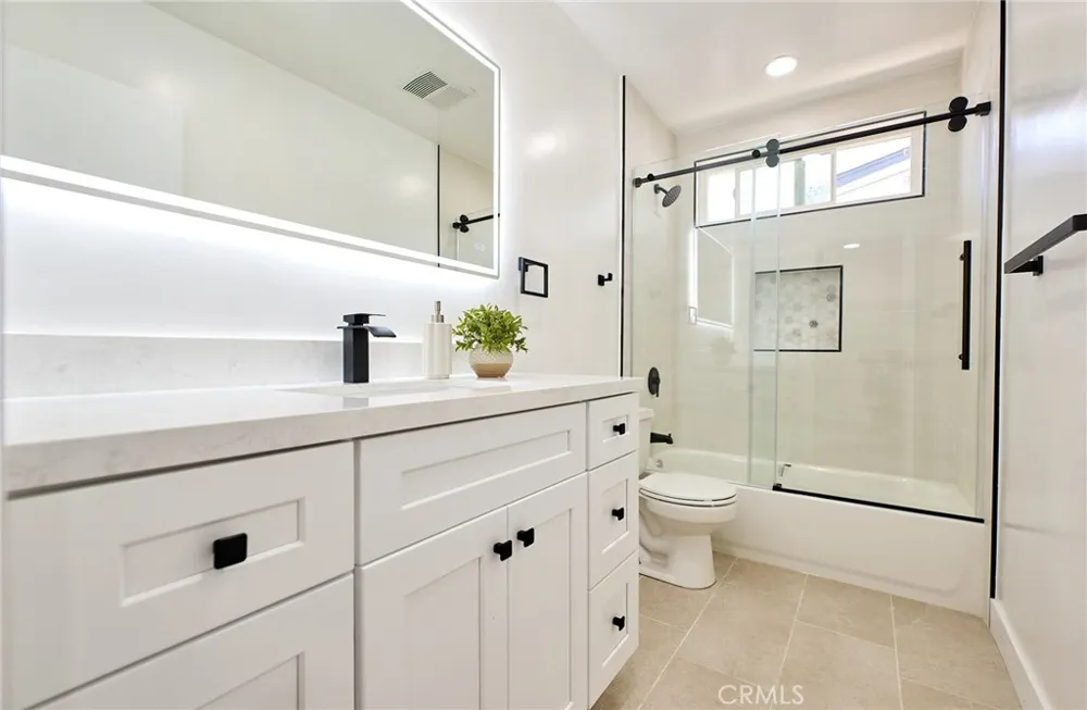 8147 Aldea Avenue Lake Balboa, CA 91406