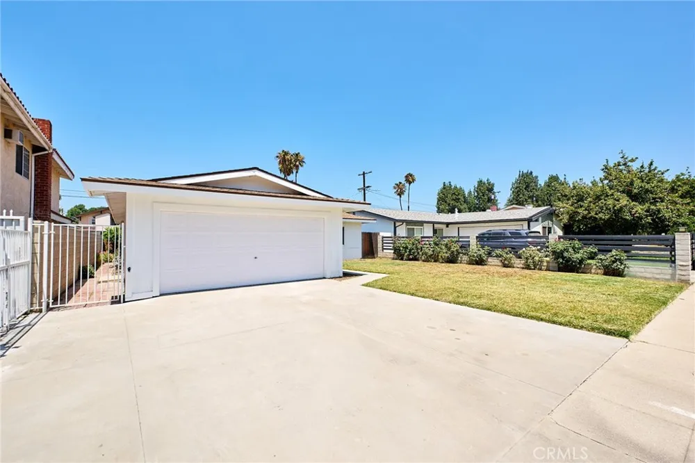 8147 Aldea Avenue Lake Balboa, CA 91406