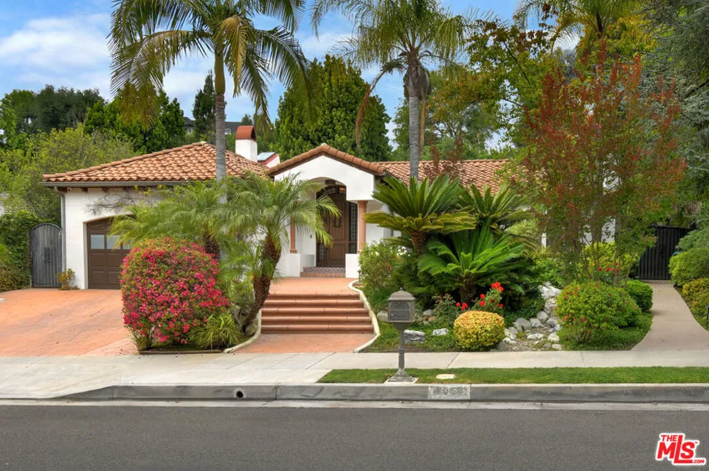4050 Hayvenhurst Drive Encino, CA 91436