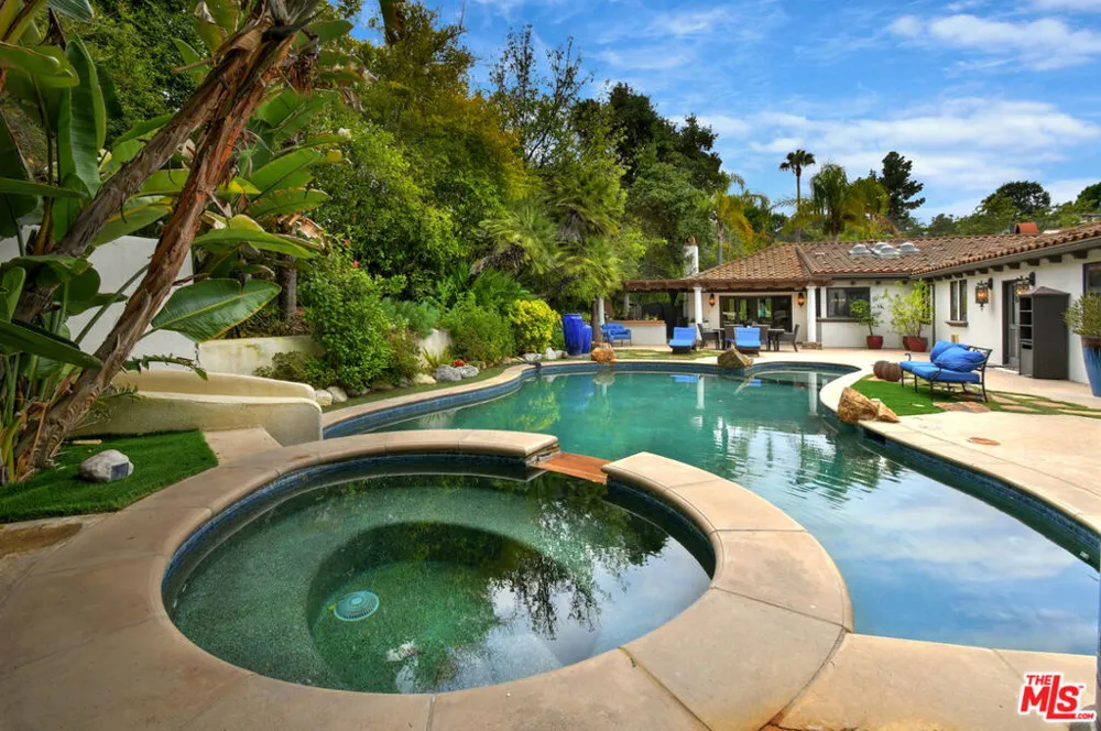 4050 Hayvenhurst Drive Encino, CA 91436