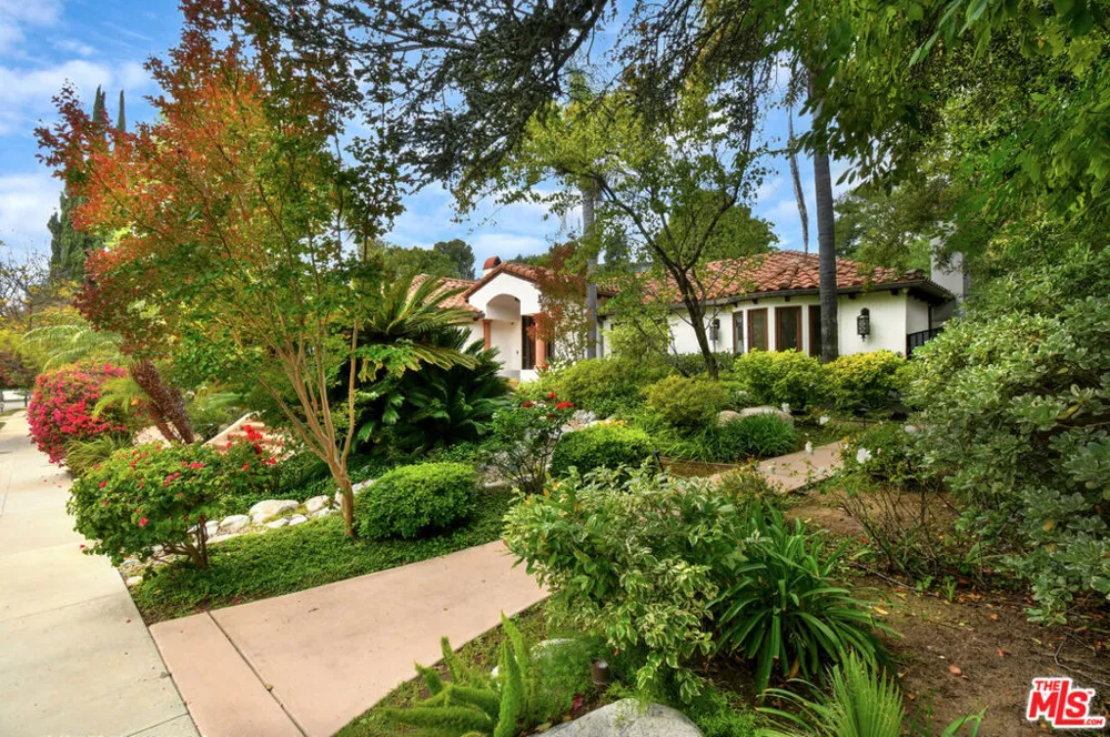 4050 Hayvenhurst Drive Encino, CA 91436