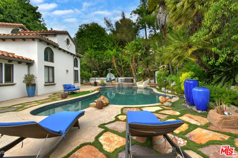 4050 Hayvenhurst Drive Encino, CA 91436