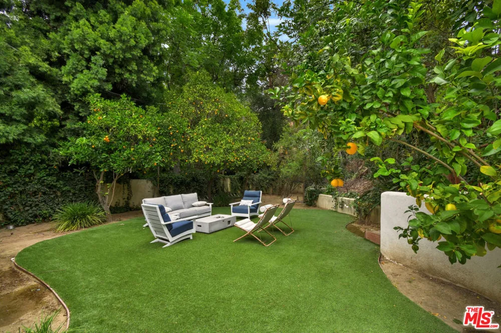 4050 Hayvenhurst Drive Encino, CA 91436