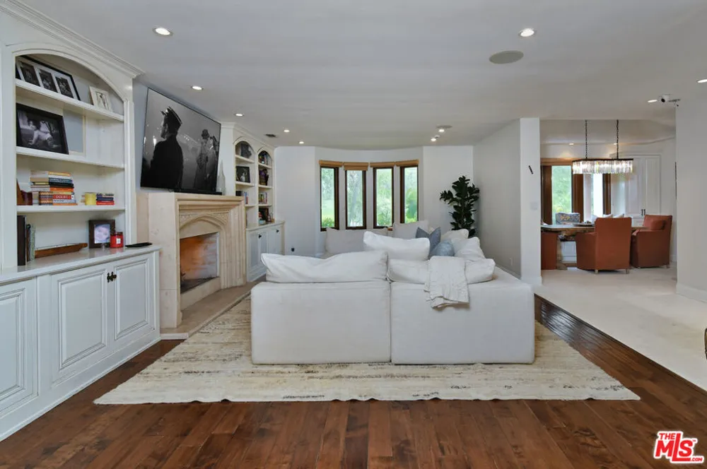 4050 Hayvenhurst Drive Encino, CA 91436