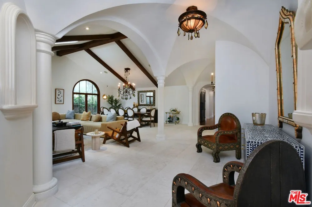4050 Hayvenhurst Drive Encino, CA 91436