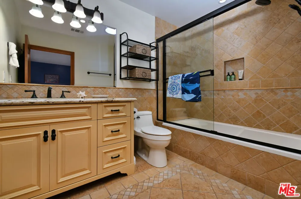 4050 Hayvenhurst Drive Encino, CA 91436
