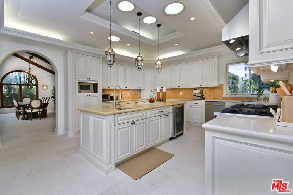 4050 Hayvenhurst Drive Encino, CA 91436