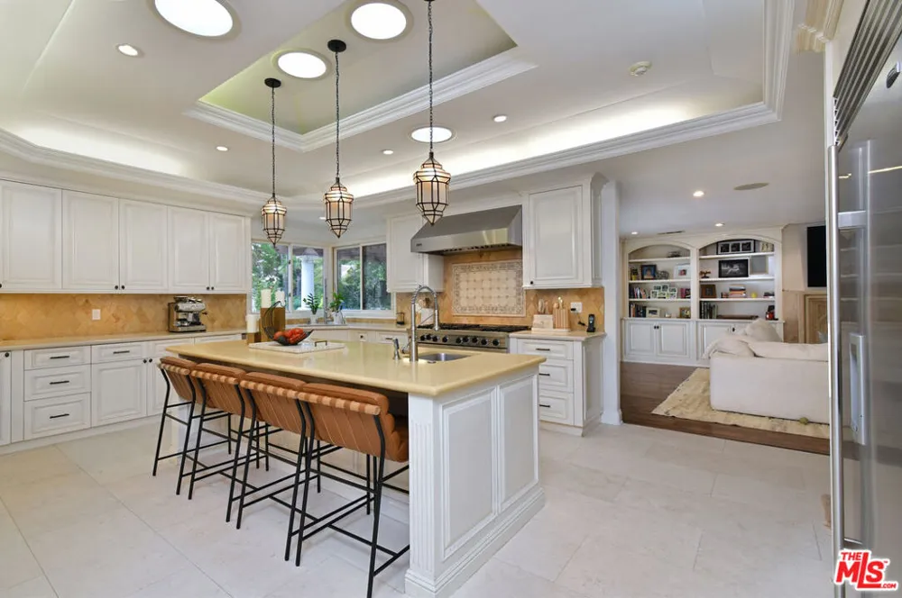 4050 Hayvenhurst Drive Encino, CA 91436