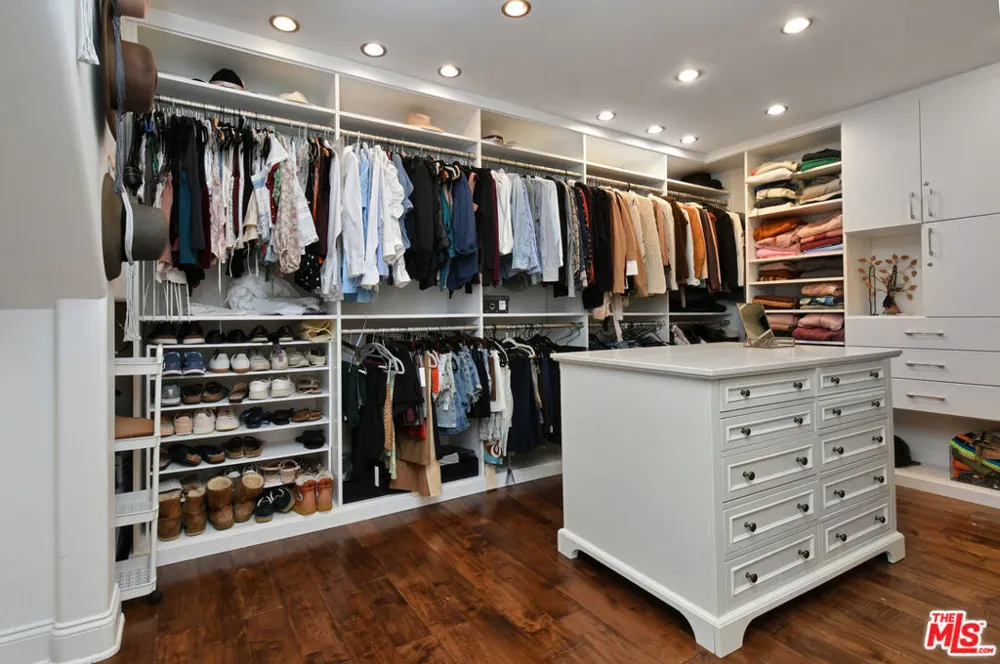4050 Hayvenhurst Drive Encino, CA 91436