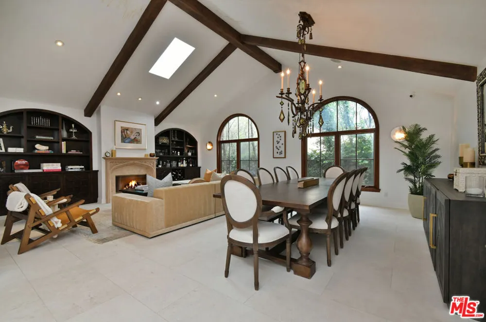 4050 Hayvenhurst Drive Encino, CA 91436