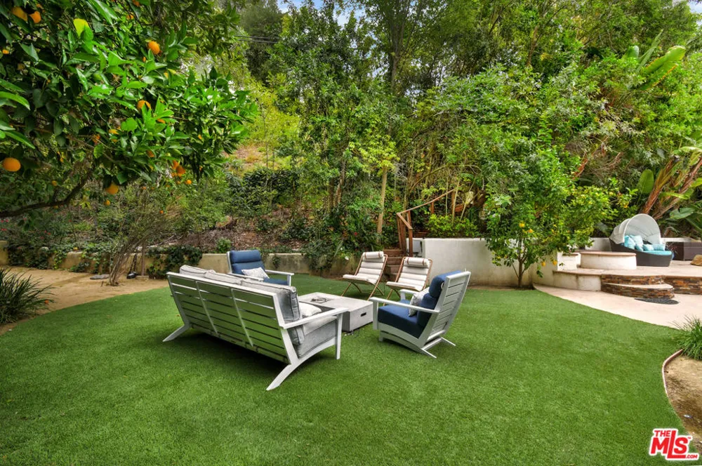 4050 Hayvenhurst Drive Encino, CA 91436