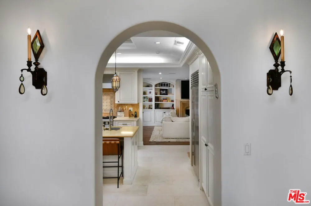 4050 Hayvenhurst Drive Encino, CA 91436