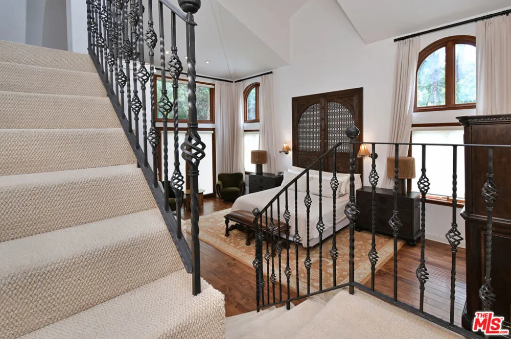 4050 Hayvenhurst Drive Encino, CA 91436