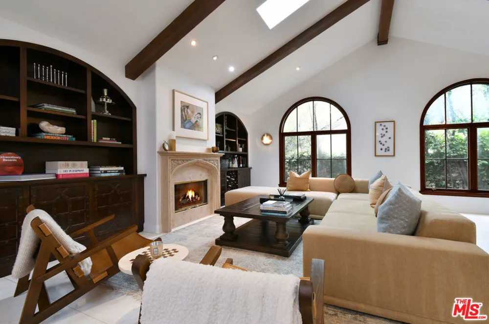 4050 Hayvenhurst Drive Encino, CA 91436