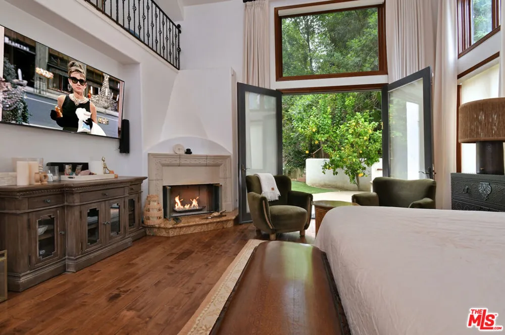 4050 Hayvenhurst Drive Encino, CA 91436