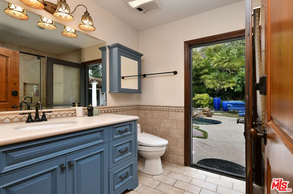 4050 Hayvenhurst Drive Encino, CA 91436