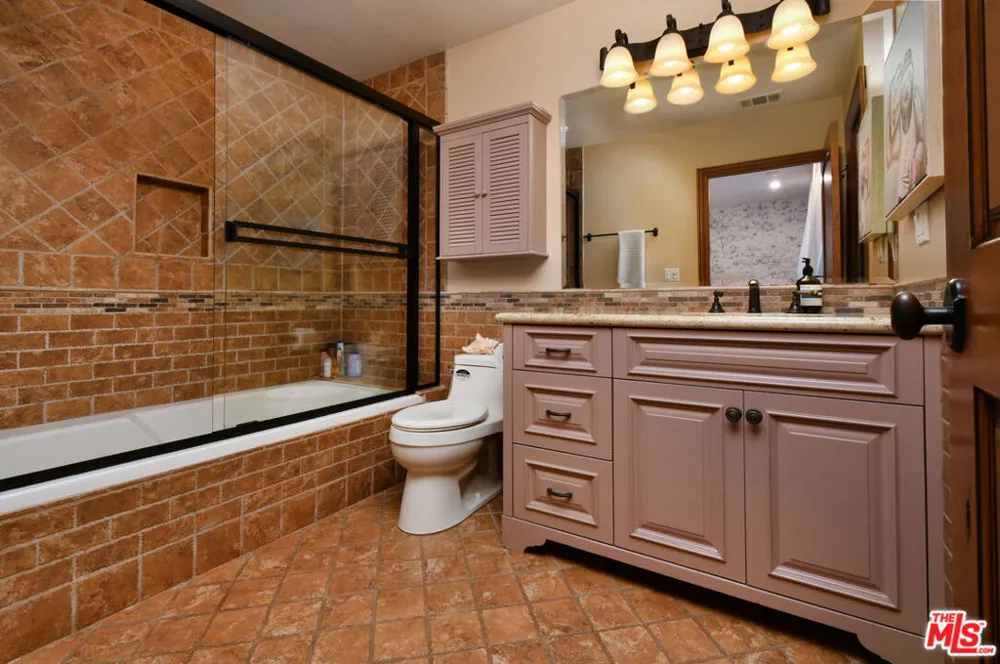 4050 Hayvenhurst Drive Encino, CA 91436
