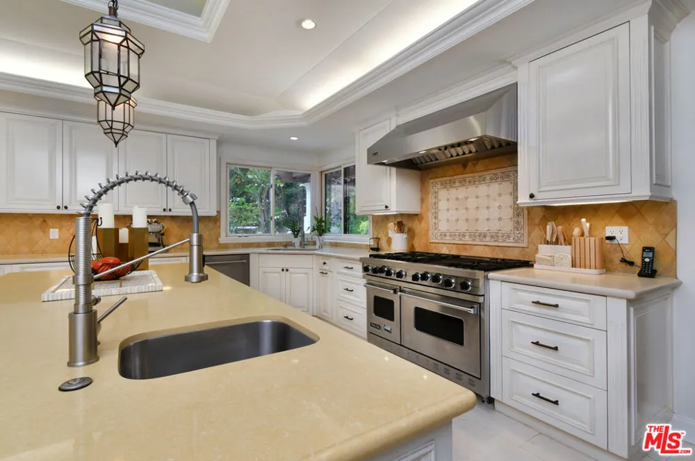4050 Hayvenhurst Drive Encino, CA 91436