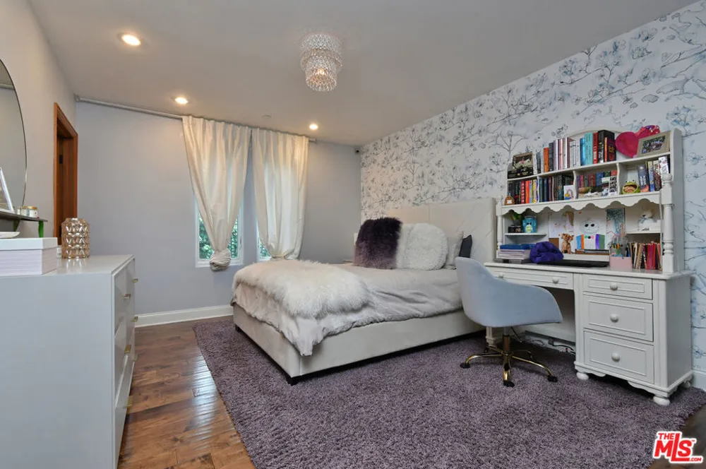 4050 Hayvenhurst Drive Encino, CA 91436