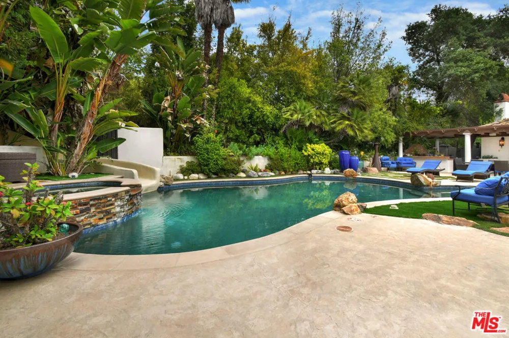 4050 Hayvenhurst Drive Encino, CA 91436