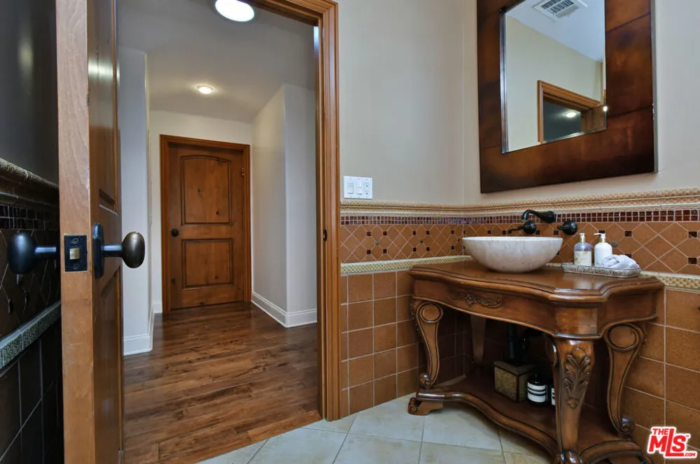 4050 Hayvenhurst Drive Encino, CA 91436