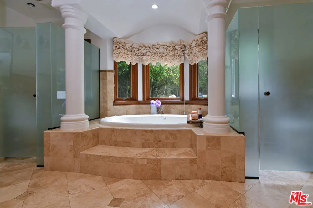 4050 Hayvenhurst Drive Encino, CA 91436