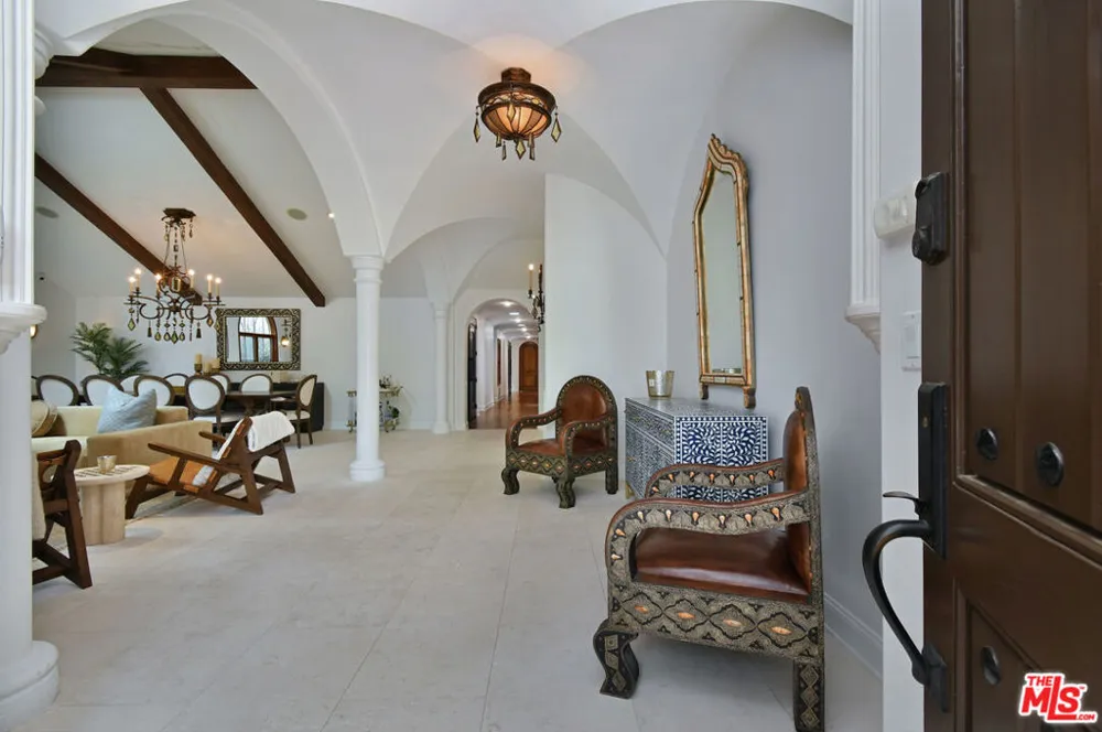 4050 Hayvenhurst Drive Encino, CA 91436