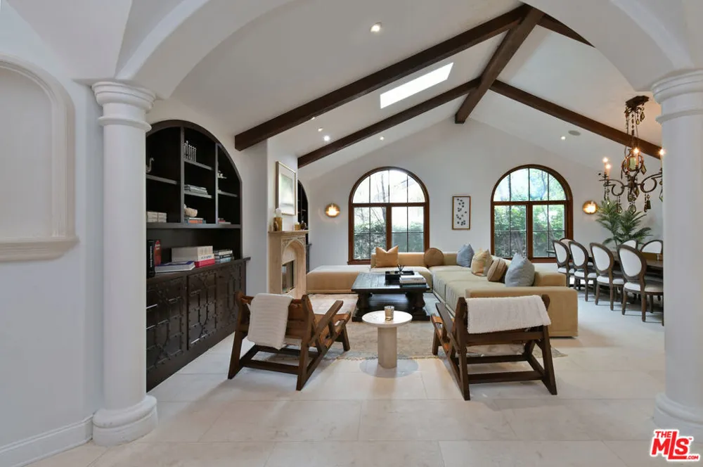4050 Hayvenhurst Drive Encino, CA 91436