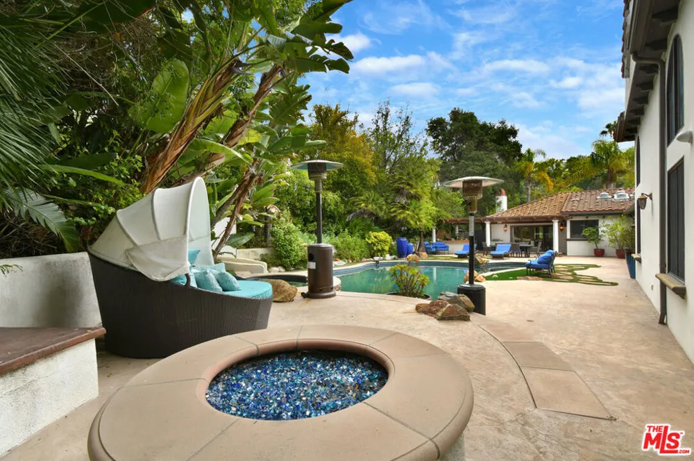 4050 Hayvenhurst Drive Encino, CA 91436