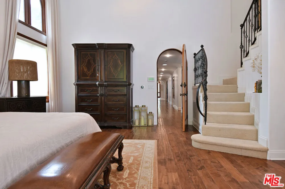 4050 Hayvenhurst Drive Encino, CA 91436