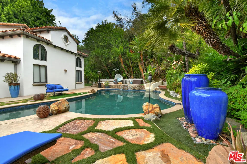 4050 Hayvenhurst Drive Encino, CA 91436