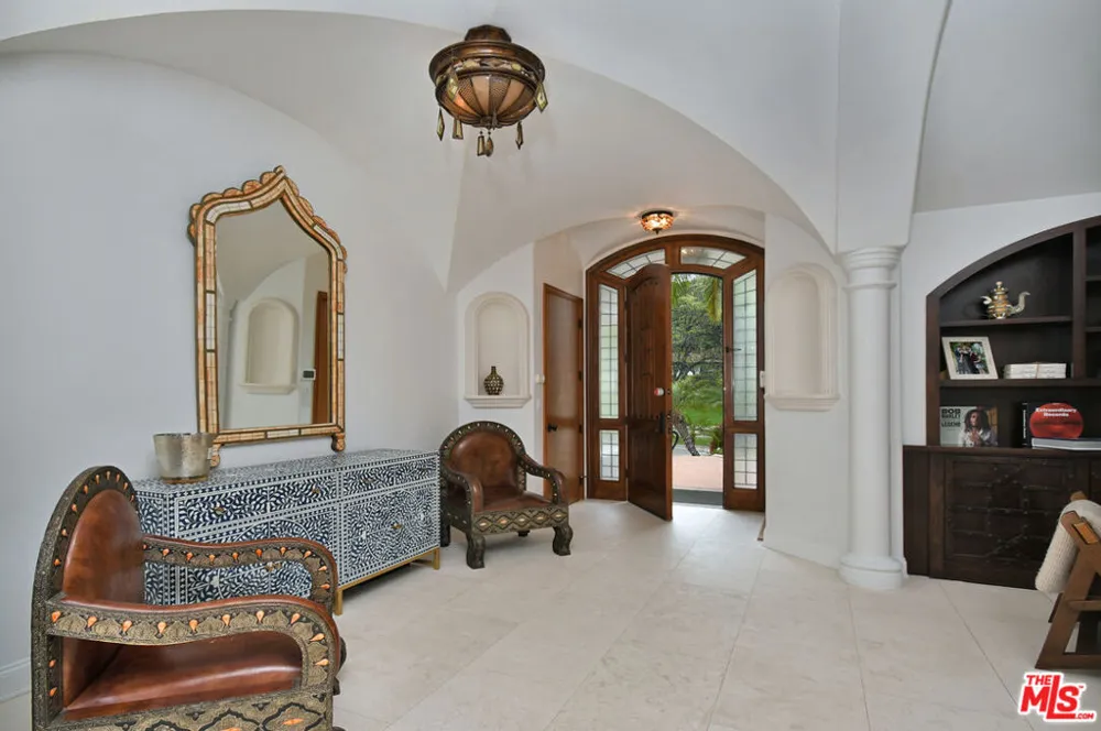 4050 Hayvenhurst Drive Encino, CA 91436