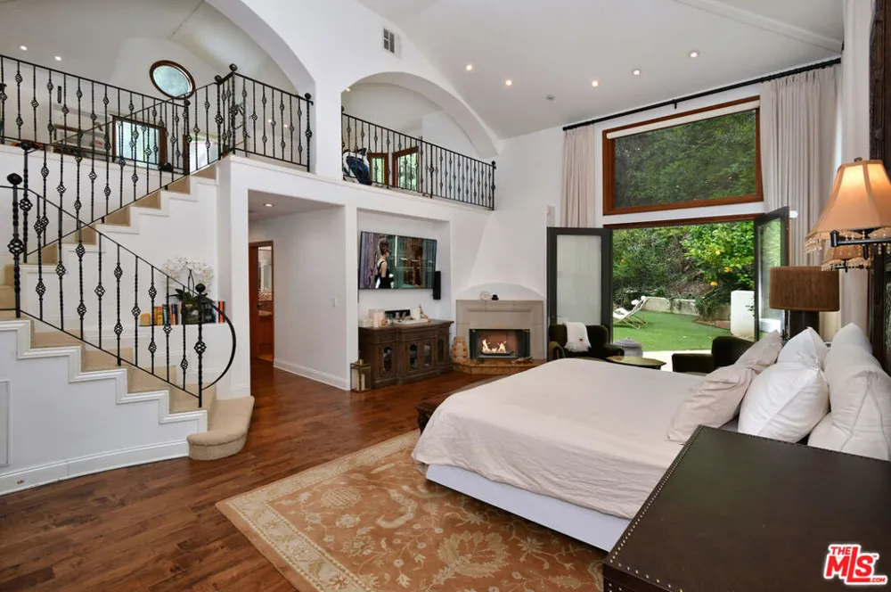 4050 Hayvenhurst Drive Encino, CA 91436