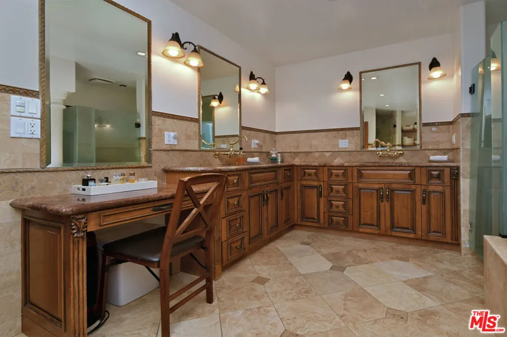 4050 Hayvenhurst Drive Encino, CA 91436