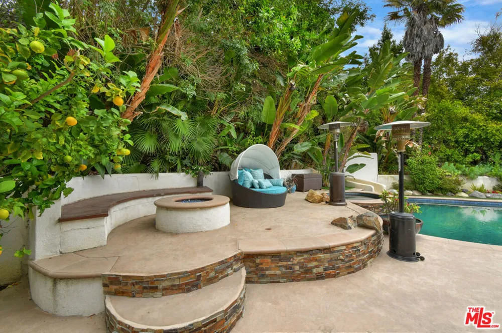 4050 Hayvenhurst Drive Encino, CA 91436