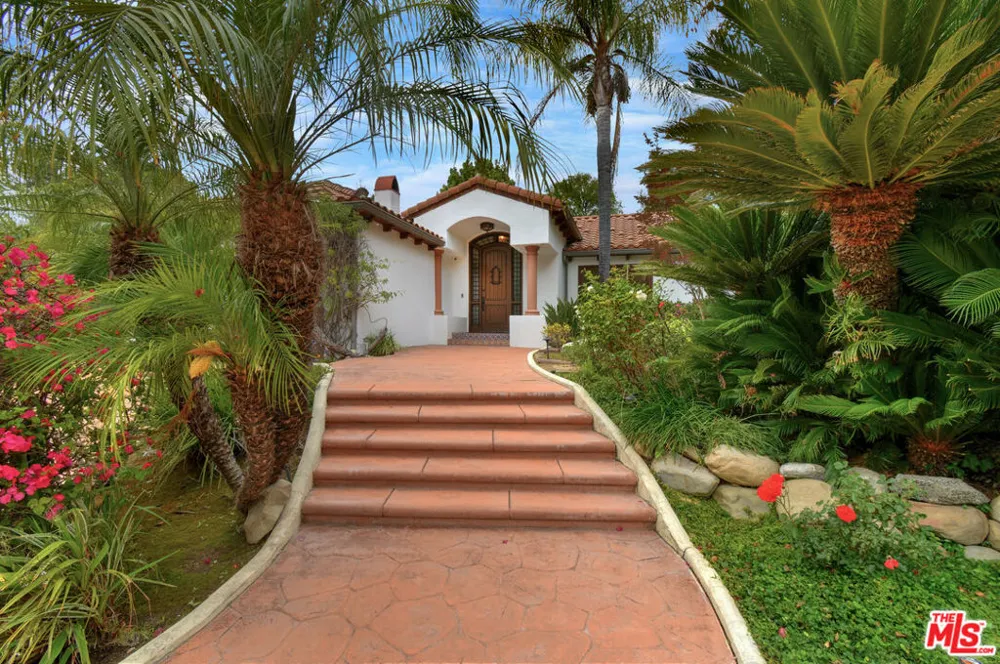 4050 Hayvenhurst Drive Encino, CA 91436