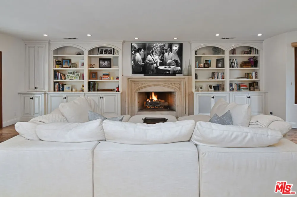 4050 Hayvenhurst Drive Encino, CA 91436