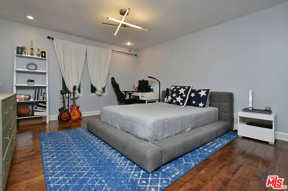 4050 Hayvenhurst Drive Encino, CA 91436