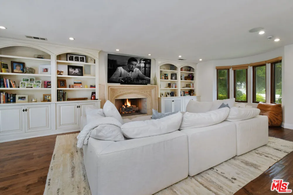 4050 Hayvenhurst Drive Encino, CA 91436