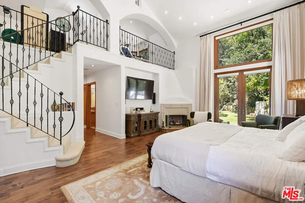 4050 Hayvenhurst Drive Encino, CA 91436