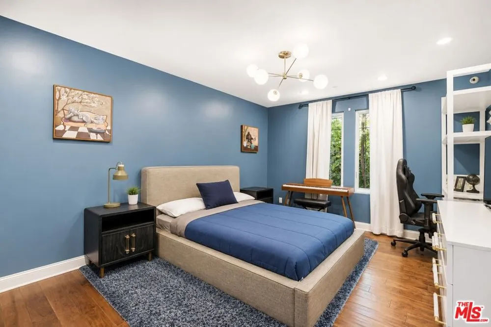 4050 Hayvenhurst Drive Encino, CA 91436