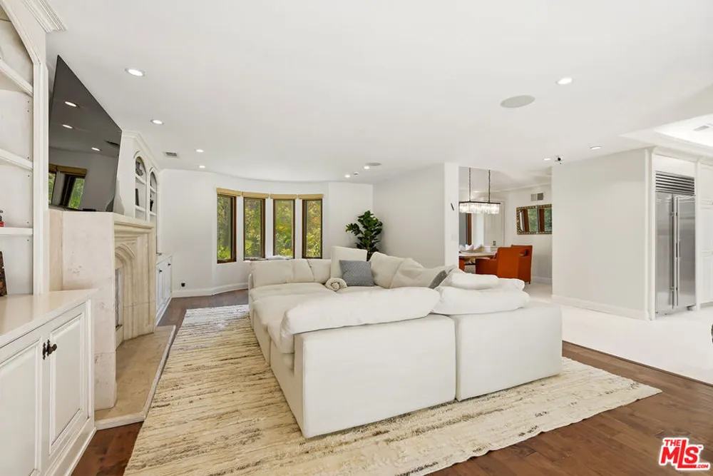 4050 Hayvenhurst Drive Encino, CA 91436