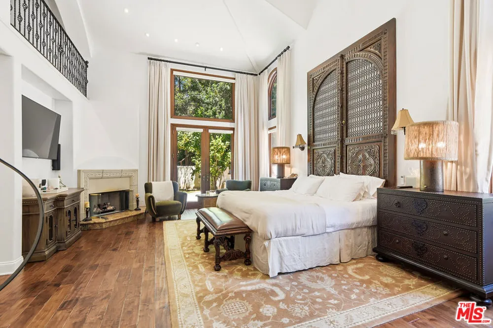 4050 Hayvenhurst Drive Encino, CA 91436