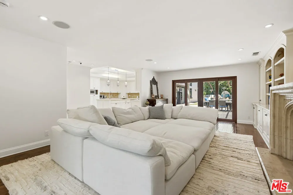 4050 Hayvenhurst Drive Encino, CA 91436