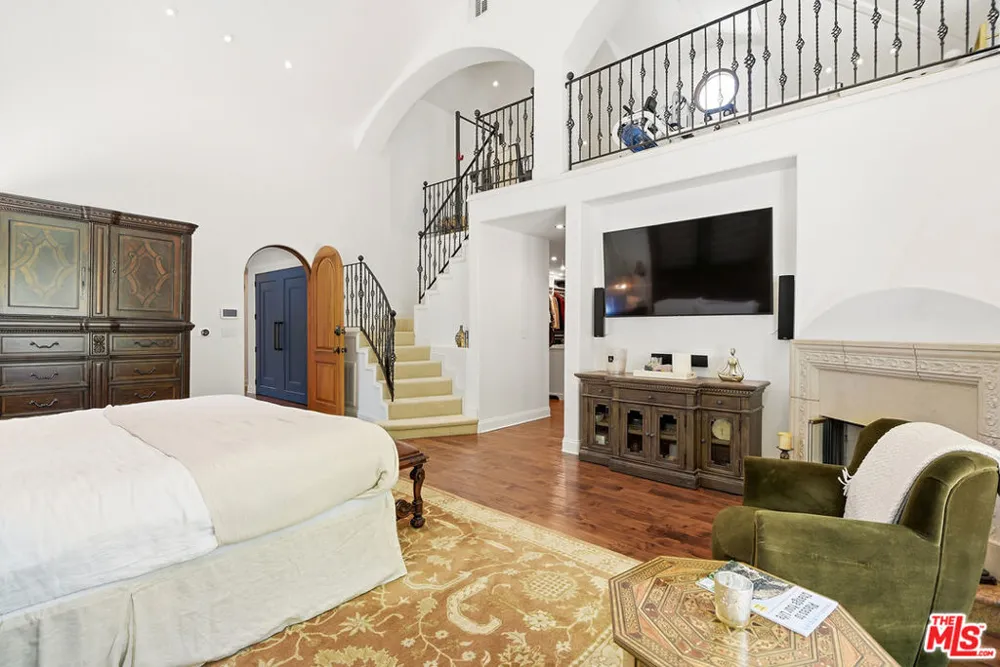 4050 Hayvenhurst Drive Encino, CA 91436